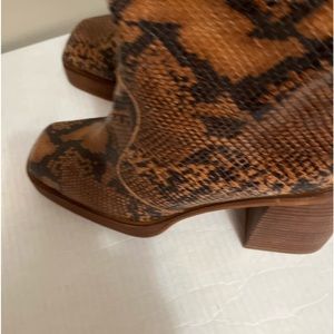 Free People boots for women.  Size 40. EUC.  Like new.